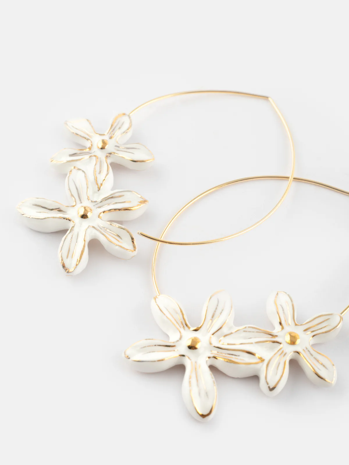 Grandes créoles fleurs d'Erine blanche - Image 5