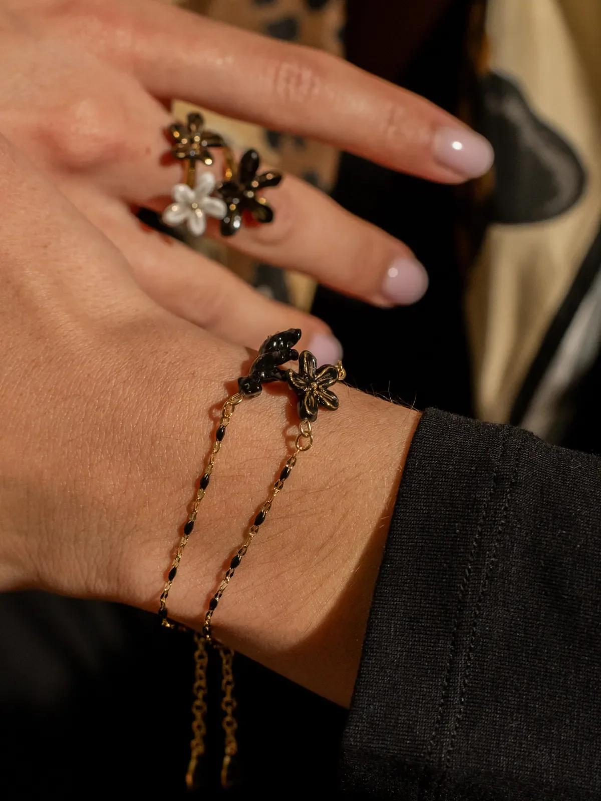 Bracelet perles fleur d'Erine noire - Image 3